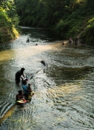 Femmes lavant le linge dans la rivière - Fanafo