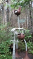 Sculpture de fer et sentier en forêt